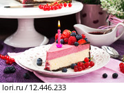 Порция вкусного праздничного торта - малиновый двухслойный чизкейк, украшен шоколадной глазурью и свежими ягодами. Стоковое фото, фотограф Ekaterina Smirnova / Фотобанк Лори