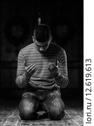 Young Muslim Man Praying. Стоковое фото, фотограф Jasminko Ibrakovic / PantherMedia / Фотобанк Лори