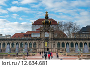 Цвингер (Der Dresdner Zwinger) – дворец построен в стиле рококо в Дрездене (2014 год). Редакционное фото, фотограф Алексей Зарубин / Фотобанк Лори