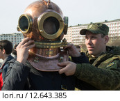 Военнослужащий помогает надеть водолазный шлем (2015 год). Редакционное фото, фотограф Вячеслав Палес / Фотобанк Лори