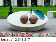 Две вишенки. Скульптурная композиция, город Владимир (2015 год). Редакционное фото, фотограф Александр Щепин / Фотобанк Лори