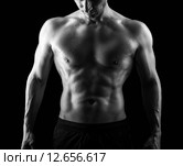 Мускулистый мужчина с обнаженным торсом. Стоковое фото, фотограф katalinks / Фотобанк Лори