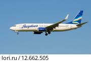 Самолет Boeing 737-800 (VQ-BMP ) авиакомпании Якутия в полете крупным планом (2015 год). Редакционное фото, фотограф Виктор Карасев / Фотобанк Лори