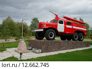 Пожарная машина ПМЗ-27А. Памятник у здания Учебного центра ФПС в Калуге (2015 год). Редакционное фото, фотограф Геннадий / Фотобанк Лори