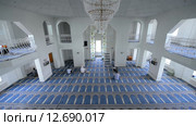 Верующие мусульмане в мечети. Ураза - Байрам, город Салават, 17 июля 2015. Стоковое видео, видеограф Mikhail Erguine / Фотобанк Лори