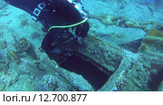 Дайвер проникает в трюм на затонувшем судне SS Thistlegorm (2014 год). Редакционное видео, видеограф KEN VOSAR / Фотобанк Лори