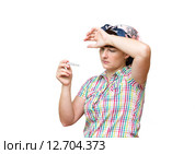 Молодая больная женщина, смотрит на термометр, изолированная на белом фоне. Стоковое фото, фотограф Вячеслав Волков / Фотобанк Лори