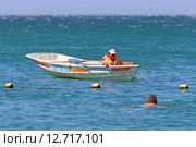 Спасатель в лодке на Черном море (2015 год). Редакционное фото, фотограф Григорий Писоцкий / Фотобанк Лори