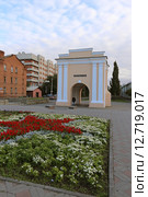 Тарские ворота и цветочная клумба в городе Омске (2015 год). Редакционное фото, фотограф Алексей Гусев / Фотобанк Лори