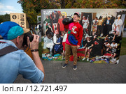 Мужчина в одежде времен девяностых годов двадцатого века фотографируется в парке искусств "Музеон" во время фестиваля "Остров 90х" в городе Москве, Россия (2015 год). Редакционное фото, фотограф Николай Винокуров / Фотобанк Лори