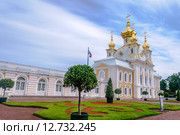 Вид из Верхнего сада на купола придворной церкви Святых апостолов Петра и Павла Большого дворца Петергофа (2014 год). Редакционное фото, фотограф ТАЙ ТХАН / Фотобанк Лори