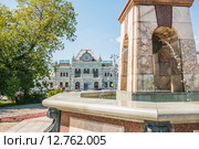 Вид на фонтан и Рижский вокзал. Москва (2015 год). Редакционное фото, фотограф Владимир Князев / Фотобанк Лори