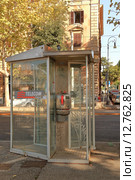 Телефонная будка с таксофоном TELECOM ITALIA в Риме, Италия (2015 год). Редакционное фото, фотограф Александр Степанов / Фотобанк Лори