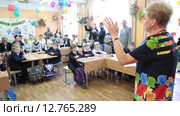 Учитель начальных классов на уроке в школе. 1 сентября (2015 год). Редакционное видео, видеограф Кекяляйнен Андрей / Фотобанк Лори