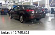 Новые автомобили в салоне продаж, торговый зал (2015 год). Редакционное видео, видеограф Кекяляйнен Андрей / Фотобанк Лори