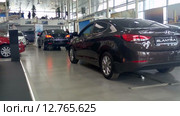 В салоне по продаже новых автомобилей (2015 год). Редакционное видео, видеограф Кекяляйнен Андрей / Фотобанк Лори