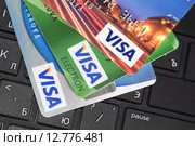 Пластиковые карты Visa (2015 год). Редакционное фото, фотограф Сергеев Валерий / Фотобанк Лори
