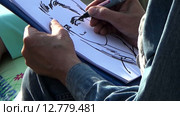 Уличный художник рисует фломастером портрет девушки (2015 год). Редакционное видео, видеограф Сергей Юдинцев / Фотобанк Лори