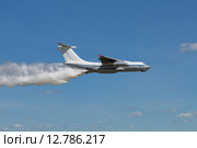 Пожарный самолет выливает воду над местом возгорания. Стоковое фото, фотограф Игорь Долгов / Фотобанк Лори
