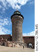 Башня Синвельтурм (Sinwellturm) или «Круглая Башня» Нюрнбергского замка - Бург (Nürnberger Burg). Нюрнберг. Германия. (2015 год). Стоковое фото, фотограф Сергей Афанасьев / Фотобанк Лори