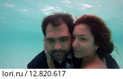 Невеста нежно прижимается щекой к жениху, Индийский океан, Мальдивские острова. Стоковое видео, видеограф Некрасов Андрей / Фотобанк Лори