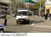 Сотрудник ГИБДД и автомобиль скорой помощи на улице Кирова в Калуге (2015 год). Редакционное фото, фотограф Денис Ларкин / Фотобанк Лори