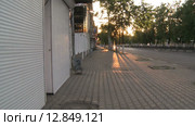 Утро в городе, пустые улицы и закрытые магазины (2015 год). Редакционное видео, видеограф Андрей Шалари / Фотобанк Лори