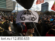 Многочисленный митинг автомобилистов против расширения зоны платной парковки за пределы третьего транспортного кольца в районе метро "Аэропорт" города Москвы (2015 год). Редакционное фото, фотограф Николай Винокуров / Фотобанк Лори