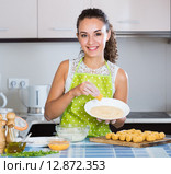 housewife cooking breadcrumbed croquettes. Стоковое фото, фотограф Яков Филимонов / Фотобанк Лори