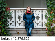 Светловолосая девушка стоит возле веранды загородного дома. Стоковое фото, фотограф Игорь Низов / Фотобанк Лори