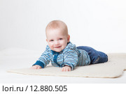 Веселый малыш в студии на белом фоне. Стоковое фото, фотограф Efanov Aleksey / Фотобанк Лори