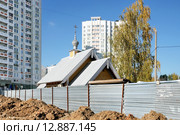 Деревянная церковь на месте строительства нового Кирилло-Мефодиевского храма в г.о. Железнодорожный в новом микрорайоне «Центр-2» в Московской области (Большая Балашиха) (2015 год). Стоковое фото, фотограф stargal / Фотобанк Лори