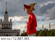 Скоморох развлекают людей на центральной аллее ВДНХ во время фестиваля искусств "Вдохновение" в городе Москве, Россия (2015 год). Редакционное фото, фотограф Николай Винокуров / Фотобанк Лори