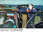 windshield windscreen replacement. Стоковое фото, фотограф Дмитрий Калиновский / Фотобанк Лори