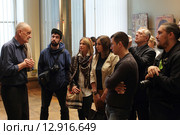 Педагог, доцент, фотограф, А.Р. Дегтярёв в зале иконами Русских иконописцев в галерее Павла Третьякова (2015 год). Редакционное фото, фотограф Дмитрий Неумоин / Фотобанк Лори
