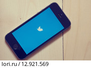 IPhone с иконкой Твиттера на деревянном фоне (2015 год). Редакционное фото, фотограф Вдовиченко Денис / Фотобанк Лори
