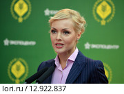 Телеведущая канала ТВЦ Ирина Сашина на церемонии официального открытия российской выставки пищевого оборудования и ингредиентов "Агропродмаш-2015" Редакционное фото, фотограф Александр Замараев / Фотобанк Лори