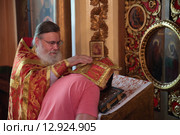 Литургия в храме великомученицы Параскевы Пятницы в селе Туголес, Шатурский район, исповедь (2015 год). Редакционное фото, фотограф Дмитрий Неумоин / Фотобанк Лори