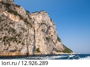 Прибрежные скалы на острове Капри, Италия (2015 год). Стоковое фото, фотограф EugeneSergeev / Фотобанк Лори