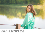 Девушка стоя на мосту через реку повернулась и посмотрела в кадр. Стоковое фото, фотограф Иванов Алексей / Фотобанк Лори
