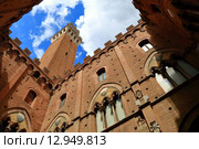 Torre del Mangia and Palazzo Pubblico, средневековая архитектура (2015 год). Стоковое фото, фотограф Александр Степанов / Фотобанк Лори