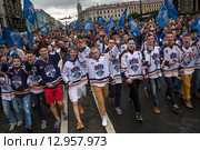 Шествие болельщиков во время чествования хоккеистов и руководства хоккейного клуба СКА - обладателя Кубка Гагарина КХЛ по Невскому проспекту города Санкт-Петербурга, Россия (2015 год). Редакционное фото, фотограф Николай Винокуров / Фотобанк Лори