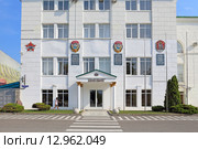 Фасад административного здания винного завода Абрау-Дюрсо летним днем. Краснодарский край (2015 год). Редакционное фото, фотограф Григорий Писоцкий / Фотобанк Лори