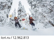 Молодые люди на снегоступах катаются в зимнем лесу. Стоковое фото, фотограф Petri Jauhiainen / Фотобанк Лори