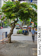 В Бангкоке на тихой улице (2015 год). Редакционное фото, фотограф Александр Романов / Фотобанк Лори