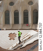 Рабочий в каске на крыше Sagrada Familia, Барселона (2015 год). Редакционное фото, фотограф Ekaterina Andreeva / Фотобанк Лори