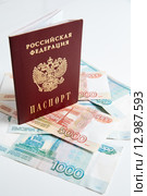 Российский паспорт на банкнотах. Стоковое фото, фотограф Евгений Глазунов / Фотобанк Лори