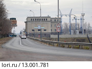 Подмосковный город Дубна, автомобильная дорога вдоль Иваньковской ГЭС (2015 год). Редакционное фото, фотограф Дмитрий Неумоин / Фотобанк Лори