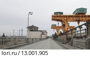 Подмосковный город Дубна, плотина Иваньковского водохранилища (2015 год). Стоковое фото, фотограф Дмитрий Неумоин / Фотобанк Лори