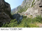 Горы над рекой Морача, Черногория (2015 год). Стоковое фото, фотограф Алексей Гусев / Фотобанк Лори